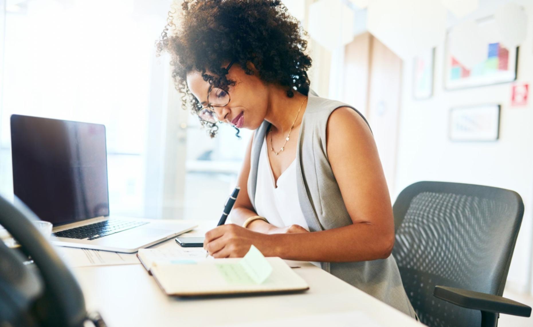 Deelnemer volgt een live webinar over budgetbeheer
