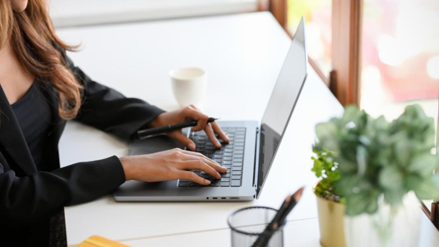 Deelnemer volgt een live budgetwebinar op laptop