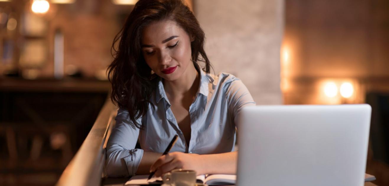 Deelnemer stelt een vraag tijdens een live webinar over budgetbeheer